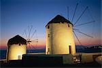 Moulins à vent éclairés la nuit, la ville de Mykonos, Mykonos, Cyclades, îles grecques, Grèce, Europe
