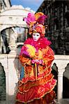 Person gekleidet in Karneval Maske und Kostüm, Posieren vor die Seufzerbrücke, der Karneval von Venedig, Venedig, Veneto, Italien, Europa