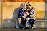 Paar gekleidet in Masken und Kostümen, die Teilnahme an Fasching, Karneval von Venedig, Venedig, Veneto, Italien, Europa