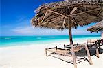 Parasol de plage avec vue sur l'océan Indien, plage de Jambiani, île de Zanzibar, Tanzanie, Afrique de l'est, Afrique