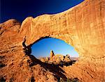 Arche de la tourelle à travers la fenêtre au nord au lever du soleil, Arches National Park, Moab, Utah, États-Unis d'Amérique (États-Unis d'Amérique), Amérique du Nord