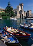 Ankern Boote im Hafen von Sirmione am Gardasee, Lombardei, Italien, Europa