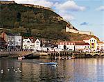 Du port, avec le château sur la colline au-dessus, Scarborough, Yorkshire, Angleterre, Royaume-Uni, Europe