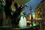 Fontaine d'eau avec des statues de chevaux, Piccadilly Circus, Londres, Royaume-Uni, Europe