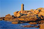 Les rochers de granit rose et le phare au coucher du soleil, Ploumanach, côtes d'Armor, Bretagne, France, Europe