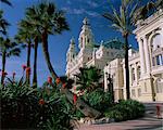 Le Casino à partir de la terrasse sud, des palmiers et des fleurs au premier plan, Monte Carlo, Monaco, Europe