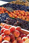 Obst, Pfirsiche und Trauben für den Verkauf auf dem Markt in der Rue Ste.-Claire, Annecy, Haute-Savoie, Rhône-Alpes, Frankreich, Europa