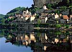 Dorf spiegelt sich in dem Wasser der Fluss Dordogne, Beynac, Dordogne, Aquitaine, Frankreich, Europa