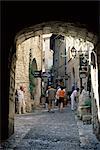 Découvre à travers la voûte de petite ruelle médiévale, Saint Paul de Vence, Alpes-Maritimes, Provence, France, Europe