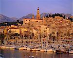 Die Altstadt und den Hafen bei Dämmerung, Menton, Côte d ' Azur, Alpes-Maritimes, Provence, Frankreich, Europa