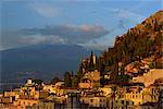 Vue aérienne sur la ville de Taormina, à la tombée de la nuit, y compris le Mont Etna, 3340m, à distance, Sicile, Italie, Europe