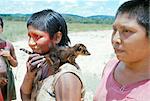 Fille indienne Gorotire avec animal de compagnie coati, Xingu, Brésil, Amérique du Sud