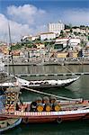 Port de barges sur le fleuve Douro, avec la ville au-delà, Oporto (Porto), Portugal, Europe