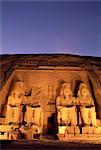 Beleuchtete Fassade der Tempel und Koloss des Ramses II (Ramses der große), Abu Simbel, UNESCO Weltkulturerbe, Nubien, Ägypten, Nordafrika, Afrika