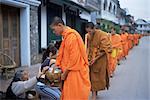 Anfänger buddhistische Mönche Sammeln von Almosen von Reis, Luang Prabang, Laos, Indochina, Südostasien, Asien