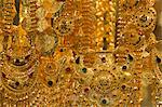 Gros plan des bijoux en or dans le Gold Souk, Deira, Dubai, Émirats Arabes Unis, Moyen-Orient