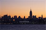 Empire State Building und Midtown Manhattan Skyline bei Sonnenaufgang, New York City, New York, Vereinigte Staaten von Amerika, Nordamerika