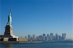 Statue de la liberté, Liberty Island et Manhattan skyline au-delà, New York City, New York, États-Unis d'Amérique, l'Amérique du Nord