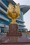 Monument fleur Golden bauhinia, un don de la République populaire de Chine à l'occasion de la remise des britanniques à la domination chinoise en 1997 et Convention et parc des expositions, Golden Bauhinia Square, Wanchai, Hong Kong, Chine, Asie