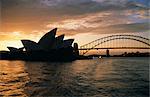 Sydney Opera House und Harbour Bridge, Sydney, New South Wales in Australien abends