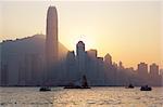 Deux bâtiment IFC et l'île de Hong Kong skyline sur Victoria Harbour à la tombée de la nuit, Hong Kong, Chine, Asie