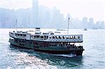 Star Ferry, Victoria Harbour, mit Skyline von Hong Kong Island im Nebel über Hong Kong, China, Asien