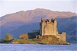 Schloss Eilean Donan IEilean Donnan) in 1230, restauriert in den 1930er Jahren von der Familie Maclean Dornie, Highland, Schottland, Vereinigtes Königreich, Europa