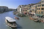 Bus et le trafic fluvial du pont du Rialto, Venise, Vénétie, Italie, Europe