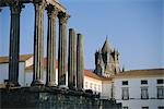 Roman temple et la cathédrale, Évora, Alentejo, Portugal, Europe