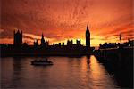 Coucher de soleil sur les maisons du Parlement, patrimoine mondial de l'UNESCO, Westminster, partir sur la Tamise, Londres, Royaume-Uni, Europe