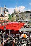 Marché des échoppes et des cafés en plein air à la Place du Tertre, avec le Sacre Coeur derrière Montmartre, Paris, France, Europe