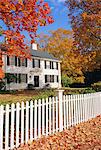 Filmklappe Häuser und Zaun im Herbst, Lexington, Massachusetts, New England, Vereinigte Staaten von Amerika, Nordamerika