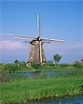 Strohgedeckten Windmühlen auf den Kanal bei Kinderdijk, UNESCO Weltkulturerbe, Holland, Europa