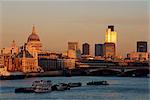 Toits de la ville, tels que St. Paul de la cathédrale, la tour de NatWest et Southwark Bridge, de sur la Tamise à la tombée de la nuit, Londres, Royaume-Uni, Europe