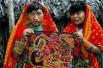 Deux femmes indiennes de Cuna (Kuna) avec mola textile, San Blas, Panama, l'Amérique centrale