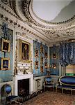 Boudoir bleu, y compris une copie du portrait de Holbein d'Henry VIII, château de Warwick, Warwickshire, Angleterre, Royaume-Uni, Europe