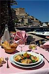Repas sur une table en plein air du Restaurant La Caravelle, Bonifacio, Corse, France, Europe
