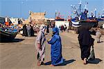 Scène de rue dans le port de pêche, Essaouira, Maroc, l'Afrique du Nord, Afrique