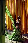 Femme travaillant avec des textiles, Ahmedabad, Gujarat, Inde, Asie