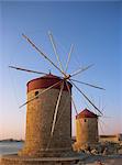 Traditionellen alten steinernen Windmühlen in Abenddämmerung Licht, Rhodos Stadt, Rhodos, Dodekanes, griechische Inseln, Griechenland, Europa