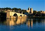 Päpstlichen Palast, Brücke und die Rhone, Avignon, Provence, Frankreich, Europa