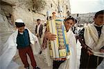 Jüdische Bar Mitzvah Zeremonie an der Westmauer (Klagemauer), Jerusalem, Israel, Naher Osten