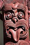 Sculpture en bois maori avec langue sortie, Rotorua, North Island, Nouvelle-Zélande, Pacifique