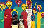 Porträt zweier Kinder gegen ein Wandbild in Jeffreys Bay, Humansdorp, Südafrika, Afrika