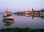 Boot in festgemachten Gezeiten Creek, Dorf Bosham, West Sussex, England, Vereinigtes Königreich, Europa