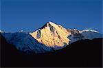 Soleil sur les sommets enneigés de haute montagne, Himalaya, Népal, Asie