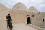 Jinar, jeune fille de 15 ans devant une maison vieille de 200 ans de ruche dans la zone désertique, de Ebla, Syrie, Moyen-Orient