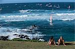 Windsurfen am Strand von Kahului, Maui, Hawaii, Hawaii, Pazifik, Vereinigte Staaten (USA), Nordamerika
