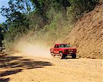 Un pick-up rouge de 4 x 4 poussiéreux Bloomfield Track, Parc National de Cape Tribulation, Queensland, Australie