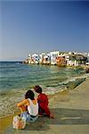 Paar mit Blick auf Klein Venedig in der Alefkandra Bezirk von Mykonos Stadt, Mykonos, Kykladen, Griechenland, Europa